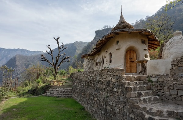Rishikesh yakınlarında bir nehir kolunu tahta köprüyle geçerek ulaşılan uzak bir köyde arazi kiralayan kardeşler, modern mimaride kullanılan tüm çizim yazılımlarını bir kenara bıraktı.