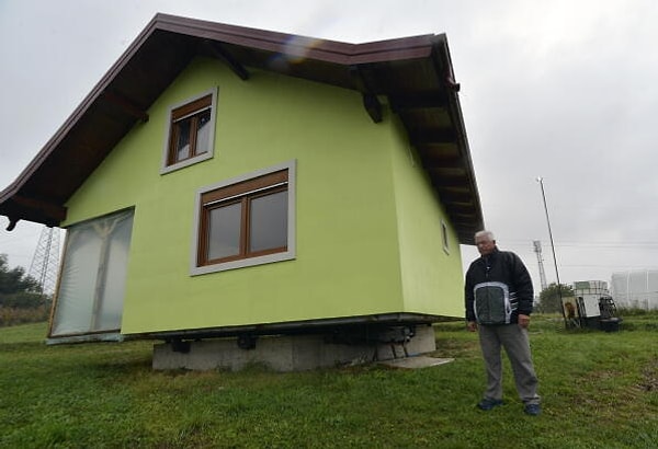 İlk konutun inşasından itibaren süregelen memnuniyetsizlik radikal bir çözüm arayışını beraberinde getirdi