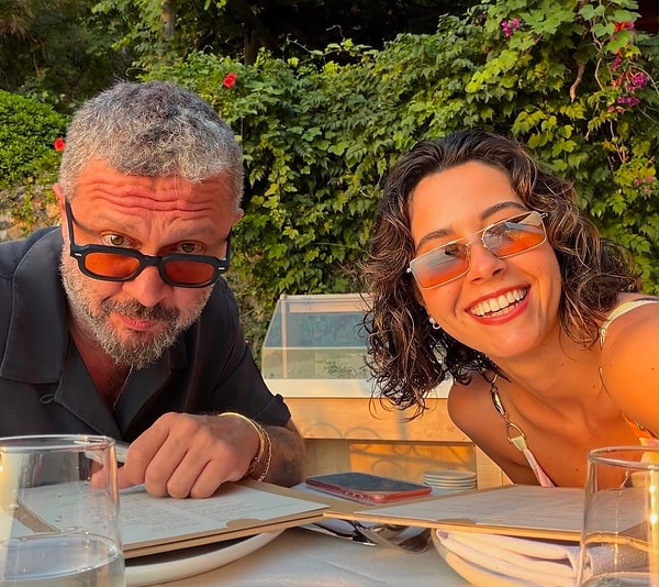 Türkiye'nin son yıllarda en sevilen ekran yüzlerinden biri haline gelen İbrahim Selim, oyunculuk kariyeriyle başladığı yolculuğunu bugün dijital dünyanın en başarılı içerik üreticilerinden biri olarak sürdürüyor.