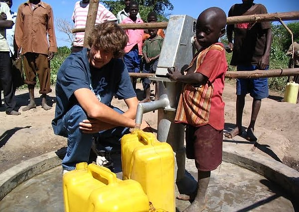 Uganda'da inşa edilen ilk su kuyusu bölgedeki öğrencilerin eğitim ve sağlık hayatını doğrudan etkiledi