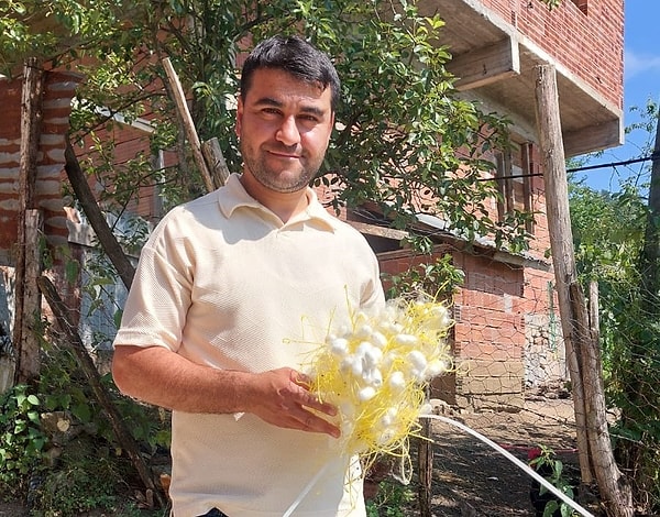 Ordu'nun Kumru ilçesinde yaklaşık 7 yıldır ipek böceği yetiştiriciliği yapan Veysel Yetişen, ipek böcekçiliğinin kırsal bölgeler için önemli bir alternatif gelir kaynağı olabileceğini söyledi.