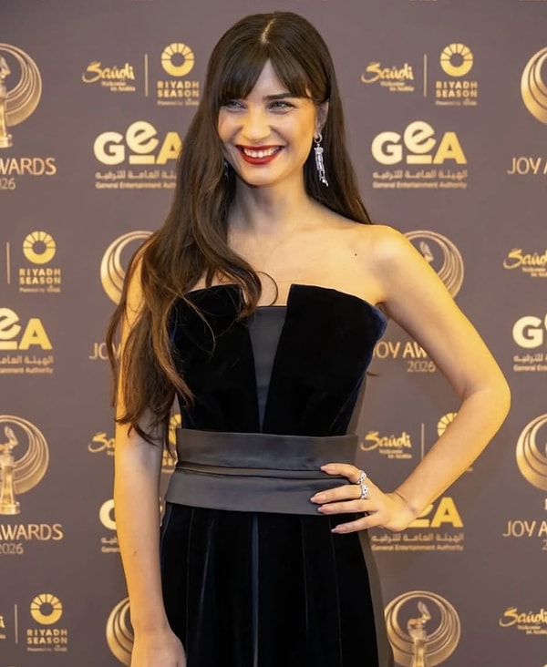 Tuba Büyüküstün, yalnızca Türkiye'nin değil, son yirmi yılın uluslararası alanda en fazla tanınan Türk oyuncularından biri olarak gösteriliyor.