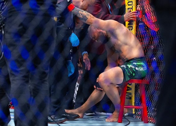 Günler öncesinden reklamı yapılan Conor McGregor ile Max Holloway maçı hayal kırıklığıyla bitti.