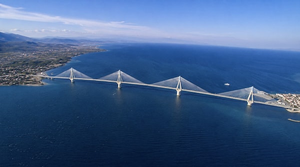 Köprünün kulelerini taşıyacak olan 90 metre çapındaki dairesel betonarme platformlar, önce boğaz yakınındaki bir kuru havuzda inşa edildi.
