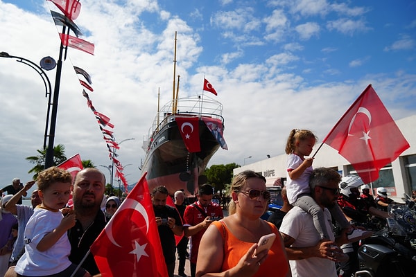 Samsun Büyükşehir Belediyesinin "Açık Hava İstiklal Meydanı Müzesi Projesi" kapsamında Bandırma Vapuru karadan yürütüldü.