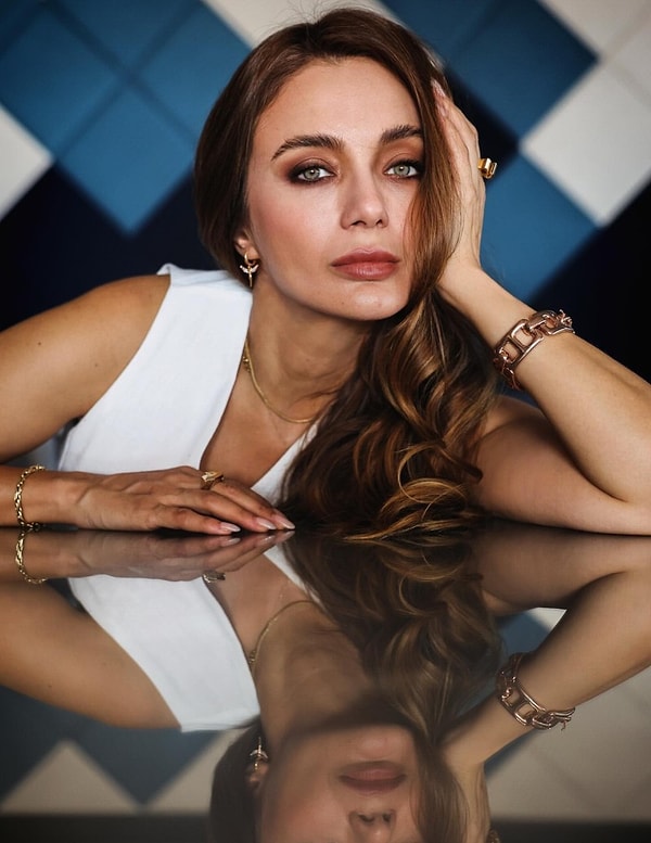 Türk televizyon ve sinema dünyasının kuşkusuz en başarılı oyuncularından biri olan Damla Sönmez, yıllardır rol aldığı her projede sergilediği performansla adından söz ettirmeyi başarıyor.