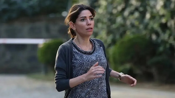 Sezon finalinin ardından Uzak Şehir'de flaş ayrılıklar yaşanmaya başladı.