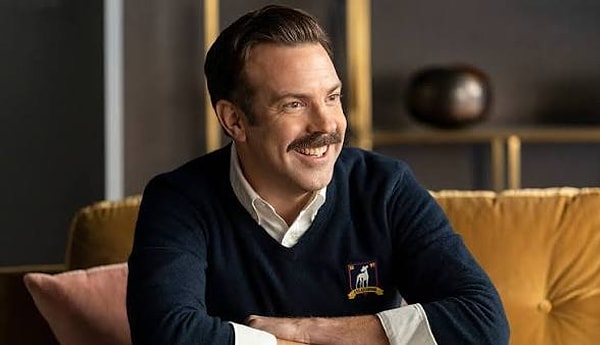 Ted Lasso dizisinde Ted'in başarısız olması için getirildiği futbol kulübünün başında pozitif kişiliği ve insan yönetimi sayesinde hem futbolcuların hem de kulübün değişimini izlemiştik.