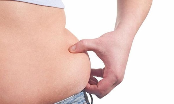 Göbek ve bel çevresindeki yağlanma, yalnızca estetik bir sorun değil; aynı zamanda kalp-damar hastalıkları, tip 2 diyabet ve metabolik sendrom açısından da önemli bir risk faktörü olarak görülüyor.