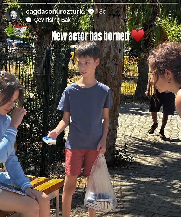 Daha 17'nin yayınlanan son bölümünde, Deniz ve Teoman karakterlerinin yollarının kesiştiği duygusal sahnede kısa süreliğine ekrana gelen mendil satan küçük çocuk izleyicilerin dikkatini çekti.