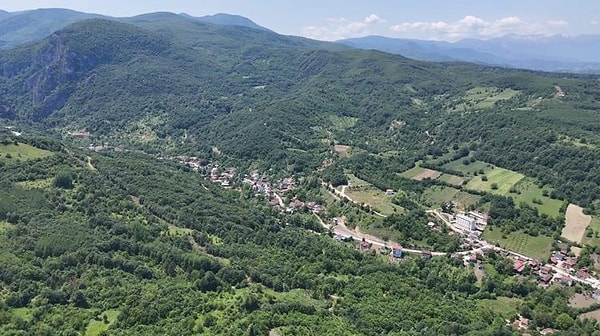 Verimli topraklarda yetiştirilen aromatik meyveler yerel halkın en önemli ekonomik gelirini oluşturuyor