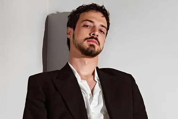 Mert Yazıcıoğlu, İlhan Şen'in yerine başrol oldu. Go Türkiye'nin yeni erkek başrolü Mert Yazıcıoğlu!