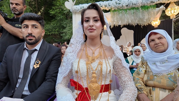İki güren süren düğünde milyonlarca lira takıldı.