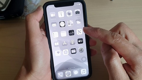 Telefonun ekranını ayarlarından siyah-beyaz yapmayı dene. Sadece bir gün.