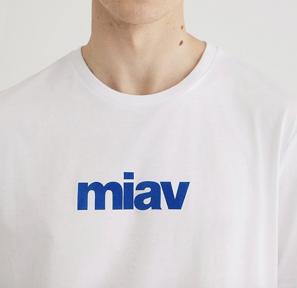 Mavi miav baskılı beyaz tişört fiyat avantajıyla 399,99 TL yerine net 279,99 TL!