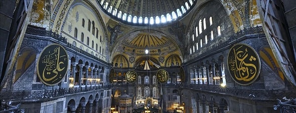 Ayasofya’da 14 Temmuz Salı günü yüksek sesle İncil okuyan iki kişi polis ekiplerini harekete geçirdi.