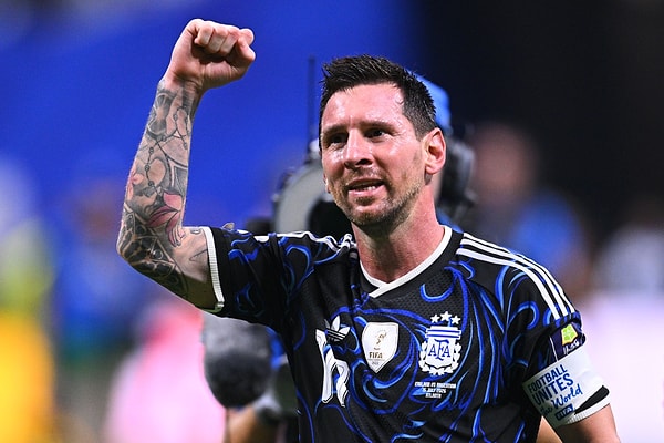 Arjantin’in, İngiltere’yi 2-1 yendiği maçta Messi, yaptığı 2 asistle bir maça daha damgasını vurmayı başardı.