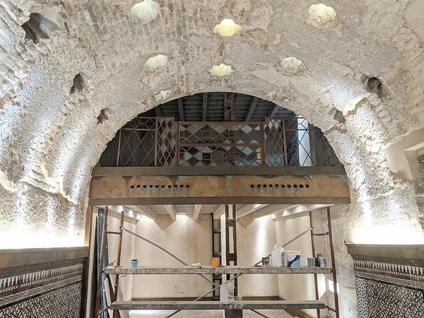 Mimari analizler yapının farklı sıcaklık odalarından oluşan geleneksel bir hamam planına sahip olduğunu gösterdi