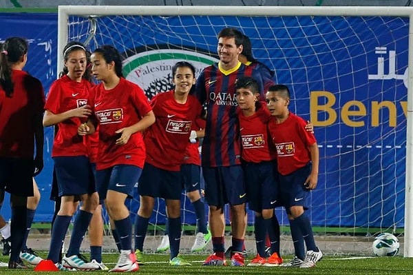 Bu kare de söz konusu ziyarette Messi'nin Filistinli çocuklarla antrenmanından.