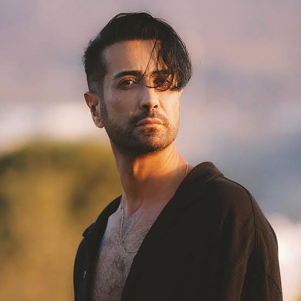 Türk pop müziğinin güçlü söz yazarları ve yorumcuları arasında gösterilen Tan Taşçı, müzik kariyeri boyunca kaleme aldığı romantik şarkılar ve kendine özgü yorumuyla geniş bir dinleyici kitlesine ulaştı.
