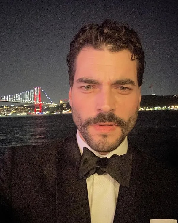 Türk televizyonlarının son yıllarda yetiştirdiği en başarılı oyuncular arasında gösterilen Akın Akınözü, geniş kitleler tarafından asıl çıkışını Hercai dizisindeki Miran Aslanbey karakteriyle yaptı.