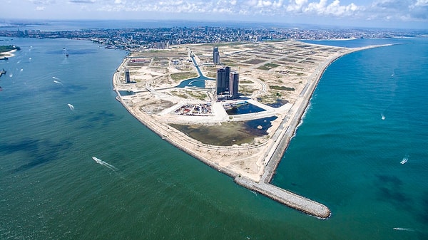 Batı Afrika'nın ticaret ve finans merkezi olan, 16 milyonu aşkın nüfuslu Lagos, her yıl ortalama 275 bin kişi daha büyüyor.