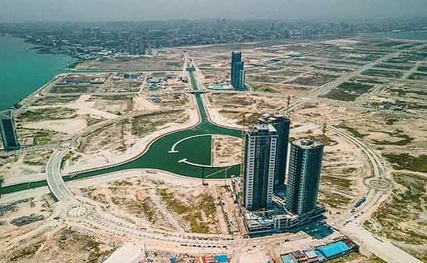 Geleceğin akıllı ve sürdürülebilir altyapısına sahip olacak şekilde tasarlanan Eko Atlantic; modern ulaşım ağları, verimli su-enerji sistemleri, dev ticari plazalar, lüks konutlar ve eğlence merkezleriyle donatılıyor.