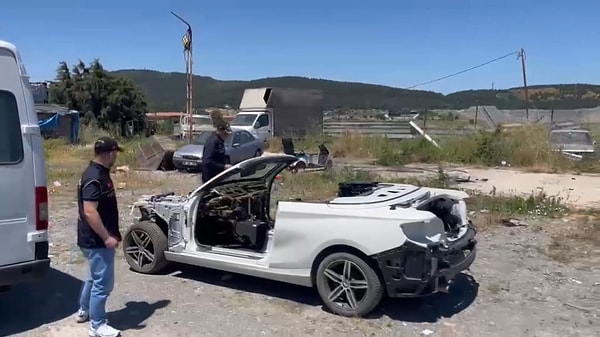 Otomobillerin parçalarını söküp 10'da 1 fiyatına aldılar.