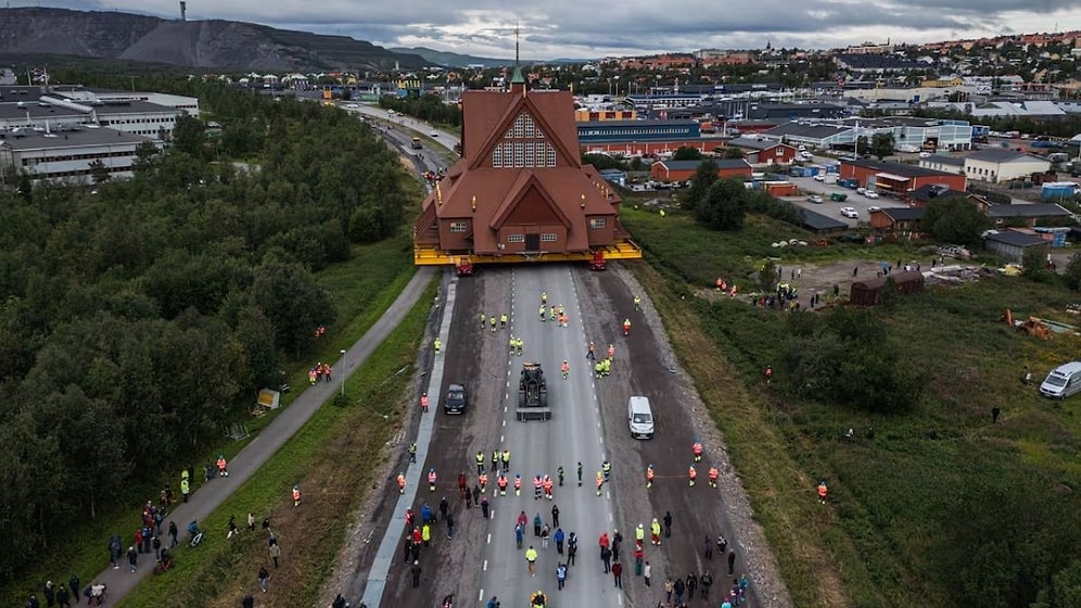 When the Mine Began Swallowing the City, Buildings Were Moved One by One
