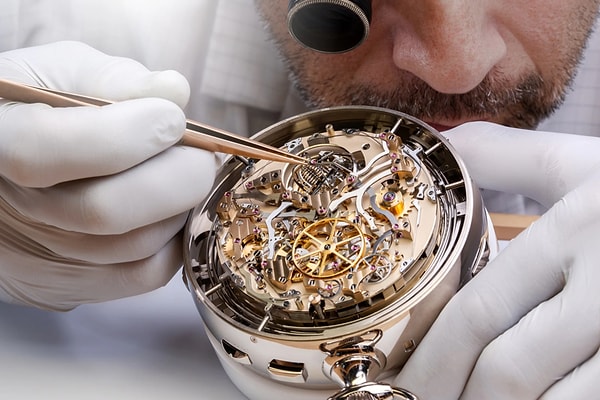 Yaklaşık bir kilogram ağırlığındaki saatin fiyatı açıklanmadı