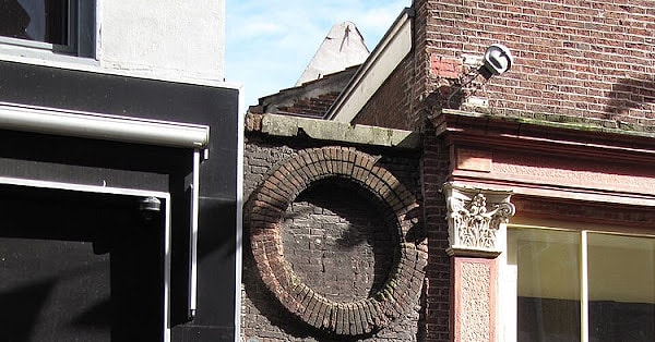 Küçük kapı Haarlem’in kaybolan sokak düzenini günümüze taşıyor
