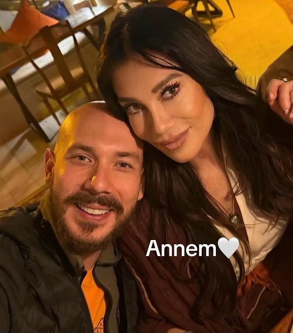 Cem Özkök, annesi Arzu Güzen ile çekildiği bir fotoğrafı takipçilerinin beğenisine sundu.