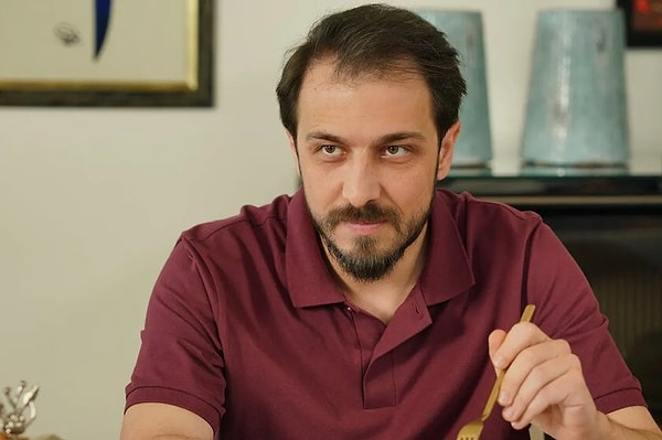 Kızılcık Şerbeti'nden ayrılan Emrah Altıntoprak, yeni dizisi Aşk ve Taht için imaj değiştirdi.