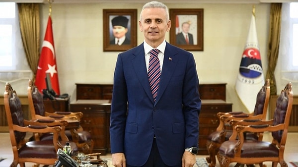 "Spor yaparken giydiğim bir spor kıyafetidir. Normal mesaimizde, hafta içinde bu kıyafetle dolaşmıyoruz."