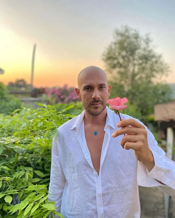 Cem Özkök, widely known by his social media nickname "Foşur Foşur Reis", has amassed a broad follower base over the years with his cleaning videos and lifestyle content.