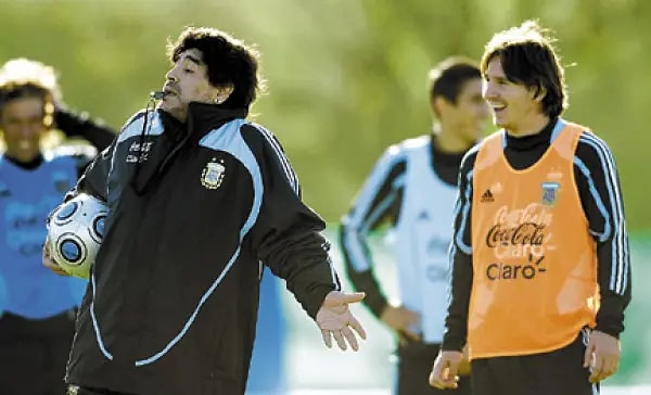 Maradona ve Messi arasındaki ilişkide hep bir damla gerginlik kendini hissettiriyordu.