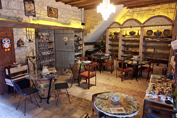 Şimdilerde ilk katı kafe, diğer iki katı ise sergi salonu olarak hizmet veren konakta; pul, radyo, gramofon, fonograf, laterna, saat, gaz lambası, teyp, daktilo, anahtarlık, rozet ve kartpostal gibi insanlık tarihinin yakın geçmişine ışık tutan binlerce ürün sergileniyor.