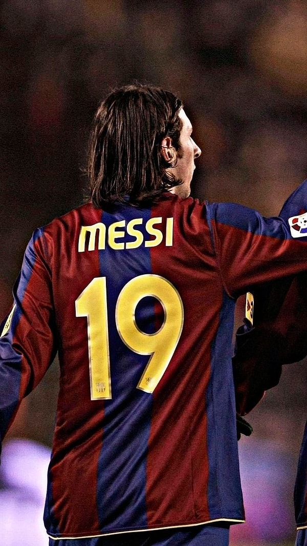 Genç yetenek bugün İspanya Milli Takımı'nda 19 numaralı formayı terletirken, o tarihi fotoğrafın çekildiği yıllarda Messi de Barcelona'da aynı sırt numarasını taşıyordu.