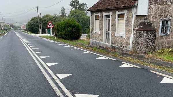 İspanya Trafik Genel Müdürlüğü tarafından uygulamaya konulan bu işaretler; hızlı akan trafiğin yayalarla ve yoğun kentsel alanlarla kesiştiği kritik noktalara yerleştiriliyor: