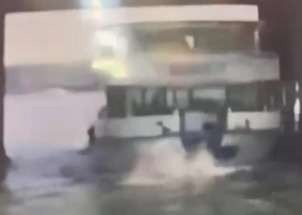 Olay, dün saat 10.30 sıralarında Fatih Atatürk Köprüsü üzerinde meydana geldi.