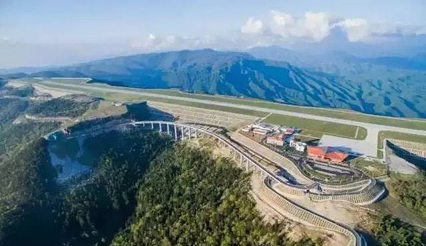 Yaklaşık 50 metre yüksekliğe ulaşan güçlendirilmiş toprak duvarlar sayesinde dışarıdan malzeme ithalatı/ihracatı engellendi, karbon ayak izi düşürüldü ve doğayla uyumlu esnek bir yapı elde edildi.