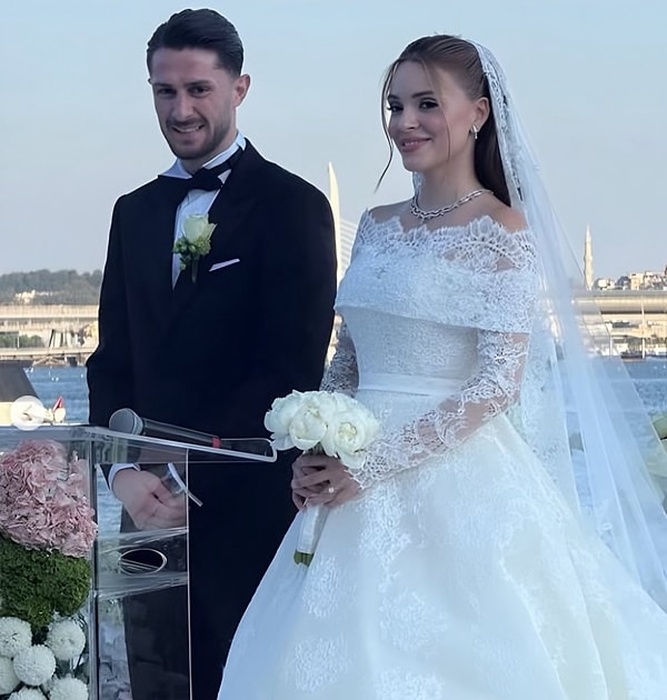 Esen Mataş, düğünde iki ayrı gelinlik tercih etti.