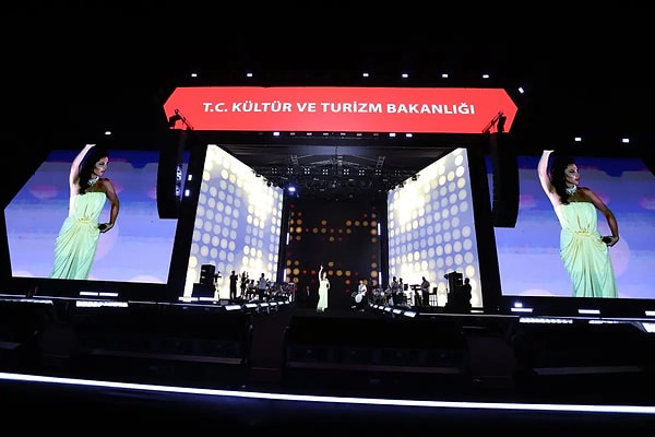 Ebru Yaşar, sevilen şarkıları eşliğinde Konya Kültür Yolu Festivali'nin açılışını yaptı.