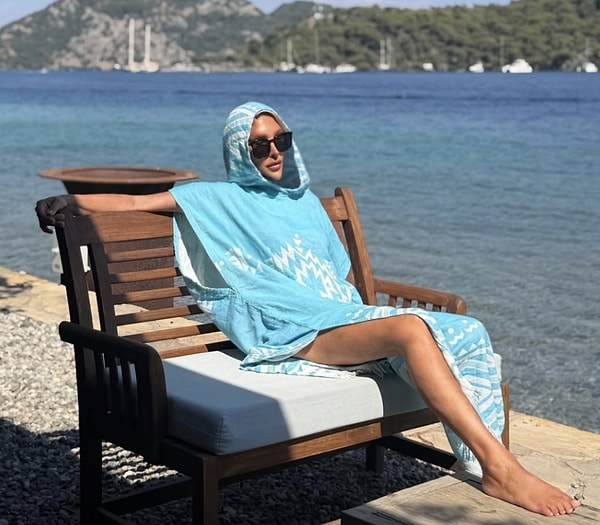 Seren Serengil, geçtiğimiz saatlerde deniz kenarında çekilen yeni karesini sosyal medya hesabından takipçileriyle paylaştı.