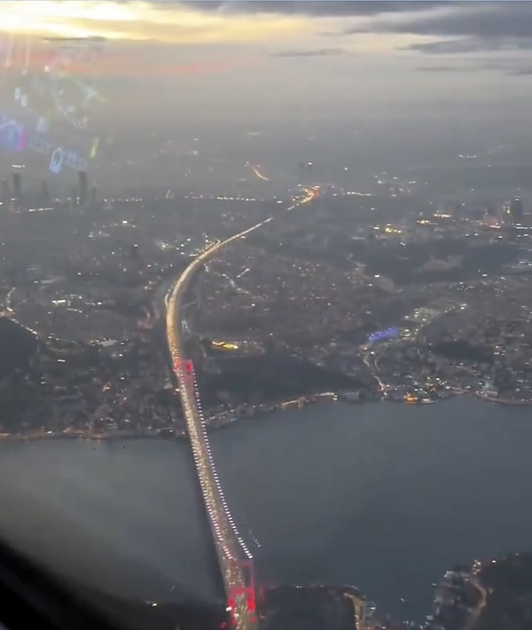 Yolcu uçaklarının en gizemli bölümü olan kokpitten kaydedilen bir İstanbul manzarası, sosyal medyanın en çok konuşulan konuları arasına girdi.