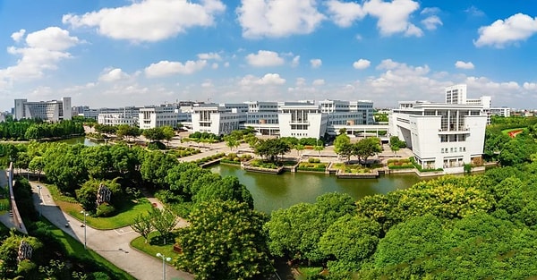 Akademiysen Nurettin Akçay'ın paylaşımına göre, Shanghai Üniversitesi yetkilileri kendisine ulaşarak Çin hakkında yazdığı eleştirel yazılarla ilgili çok sayıda ihbar aldıklarını bildirdi.
