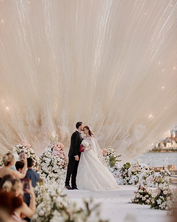 Ismail Yüksek, the national football player of Fenerbahce, and interior designer Esen Matraş, united their lives in a grand ceremony held in Istanbul a few days ago.