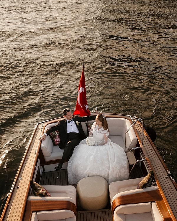 Ismail Yüksek, a successful midfielder for both Fenerbahçe and the National Team, recently tied the knot with interior designer Esen Matraş, his long-time partner, in a lavish wedding ceremony held in Istanbul.