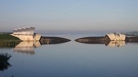 They Placed a 240-Meter Inflatable Wall Underwater to Prevent Flooding
