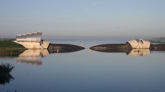 They Placed a 240-Meter Inflatable Wall Underwater to Prevent Flooding
